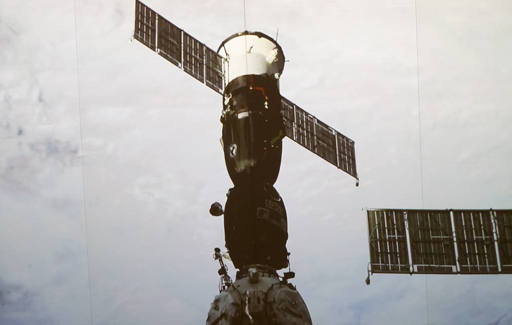 Los cosmonautas completan una caminata espacial instalando un inyector de plasma.