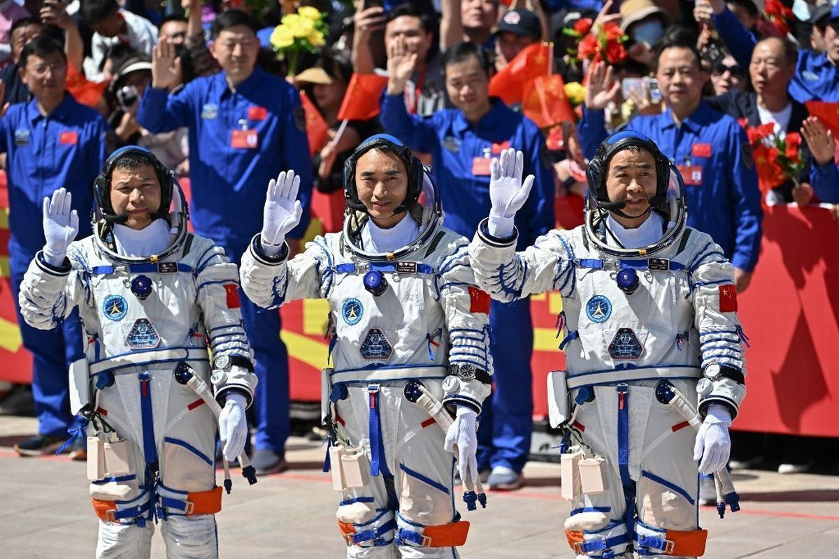 Tres taikonautas varados en la CSS, Tiangon.                     Por un presunto impacto de  residuos espaciales en la nave Shenzhou 20