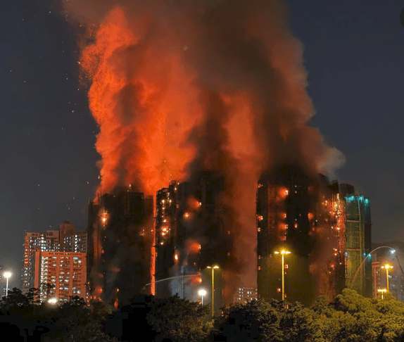 El número de muertos por el incendio en Hong Kong aumenta a 83 tras encontrar a un superviviente en las escaleras de un edificio.