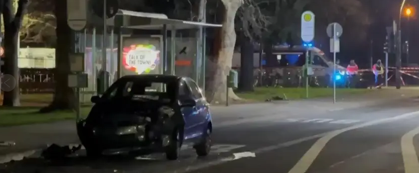 Un coche se estrella contra una parada de autobús en Alemania y hiere a tres personas