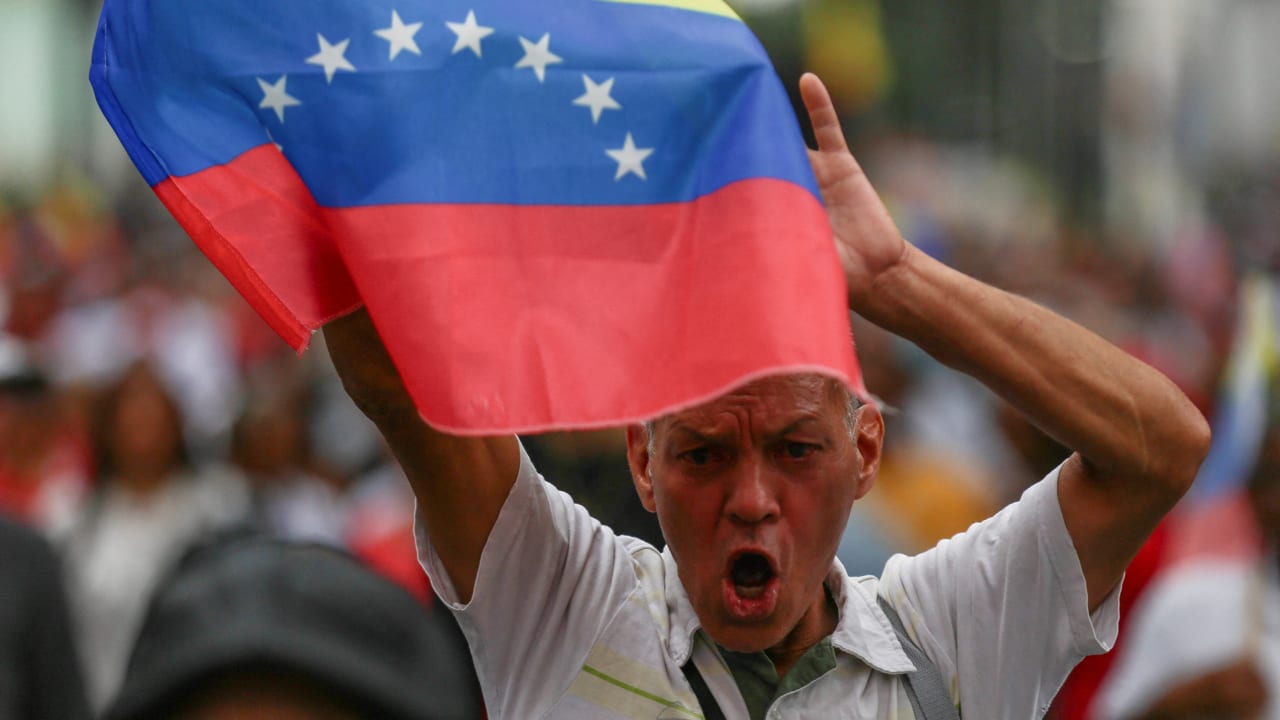 Se observa columna de humo y se escuchan fuertes ruidos en capital venezolana