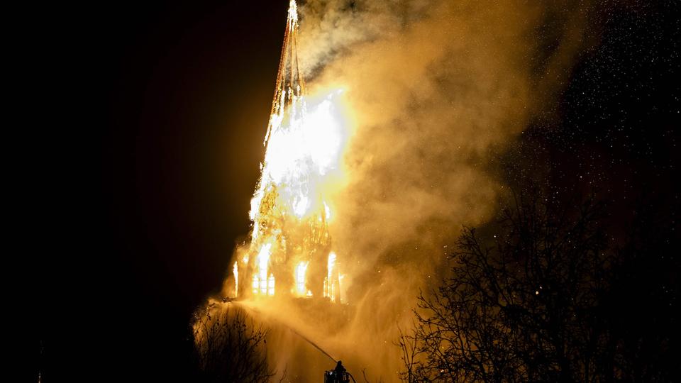 La Iglesia Vondel de Ámsterdam arde en llamas