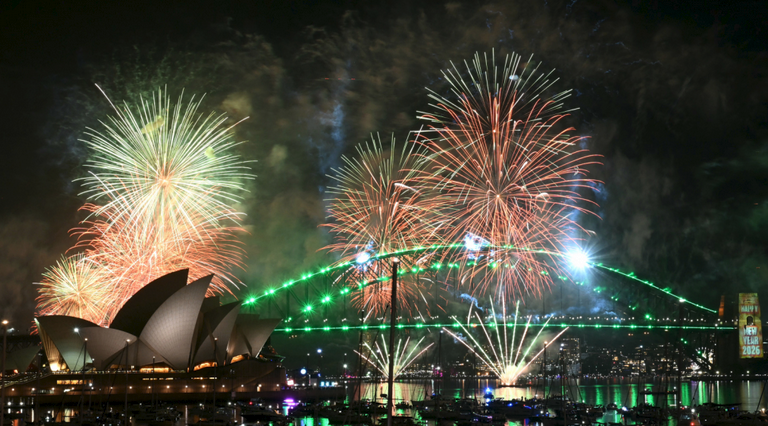 Sydney celebra el 2026 pero guarda un minuto de silencio por las víctimas de Bondi.