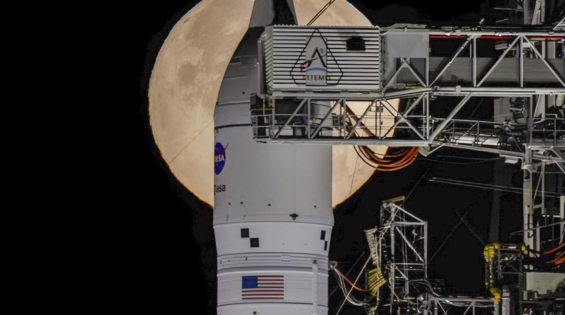 La NASA lanza la primera misión lunar tripulada en medio siglo.