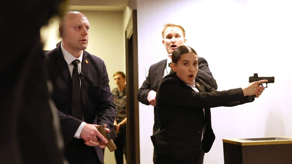 Las fuerzas de seguridad custodian un hotel tras un incidente ocurrido durante la cena de corresponsales.