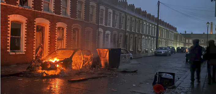 Varias viviendas fueron incendiadas en protestas antiinmigrantes en Belfast tras un brutal ataque con cuchillo.